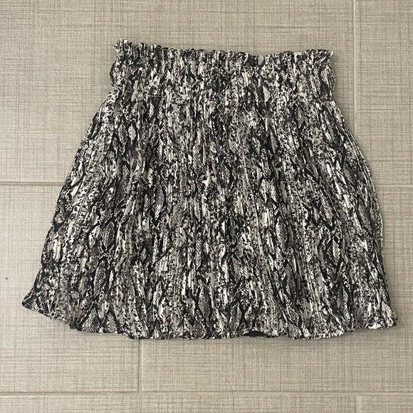 Do+ Be Mini Skirt Size Small - Picture 2 of 6